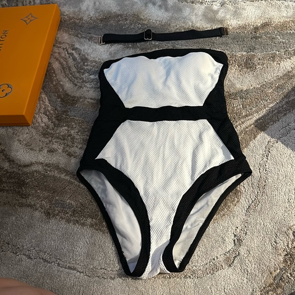 One piece bikinis - Picture 1 of 2